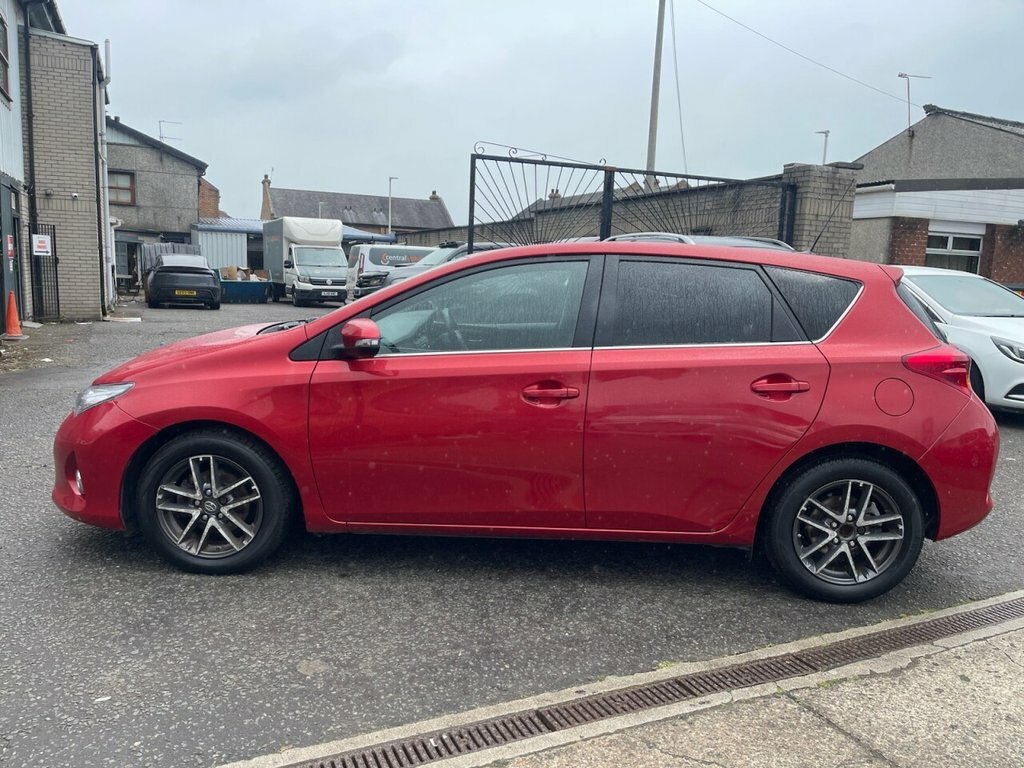 Toyota Auris 1.6L Icon Plus Red #5