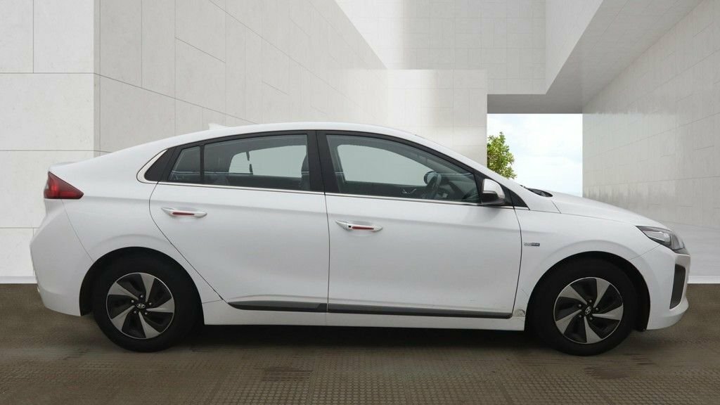 Hyundai Ioniq Premium Se White #5