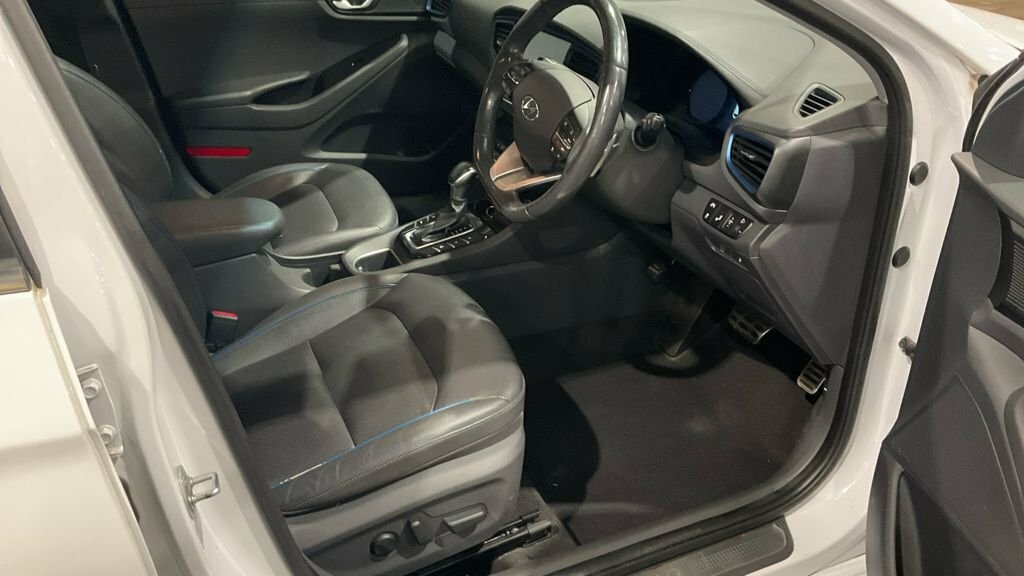 Hyundai Ioniq Premium Se White #10