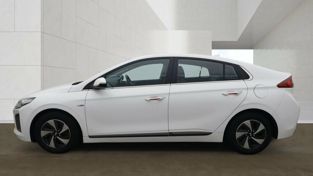 Hyundai Ioniq Premium Se White #6