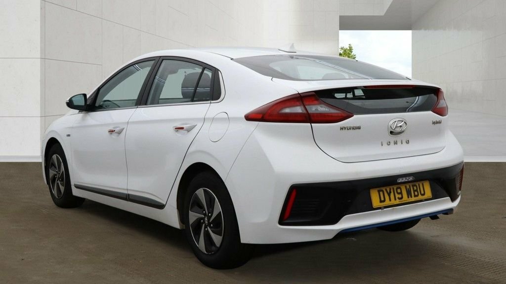 Hyundai Ioniq Premium Se White #3
