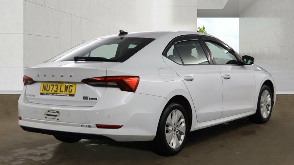 Skoda Octavia 1L Se White #4
