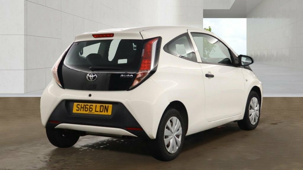 Toyota Aygo 1L X White #4