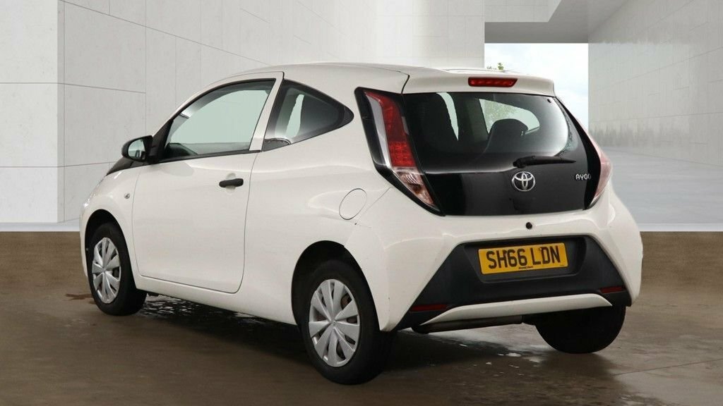 Toyota Aygo 1L X White #3