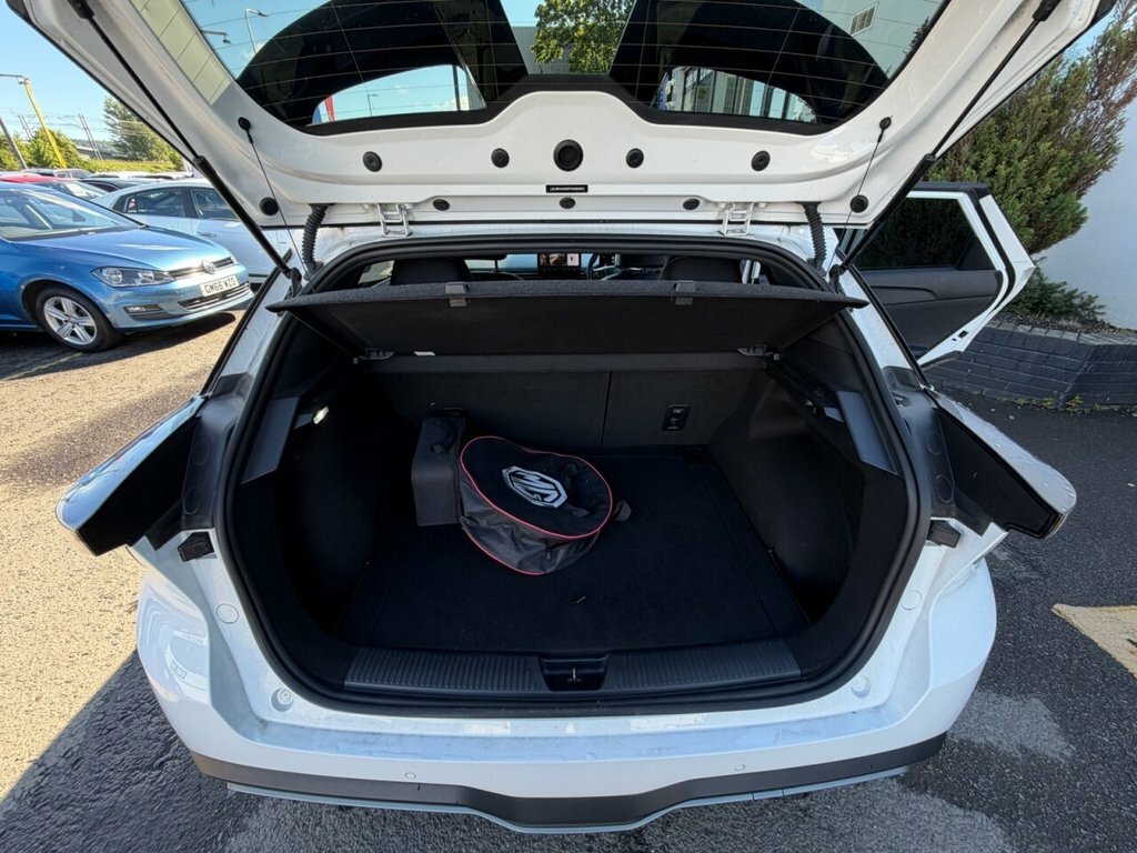 MG 1100 Hatchback White #15