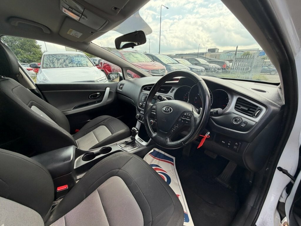 Kia Ceed 1.6 Crdi Ecodynamics 2 Hatchback White #16