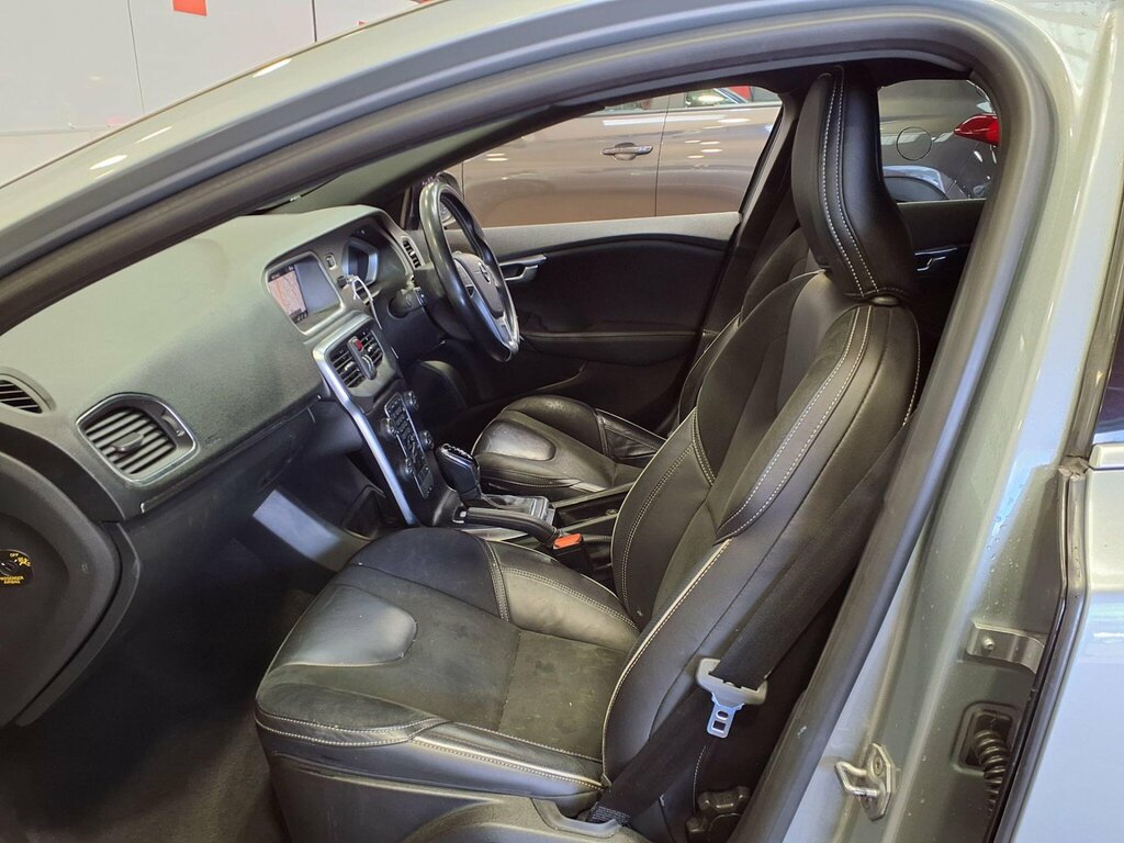 Volvo V40 T2 122 Momentum Nav Plus White #14