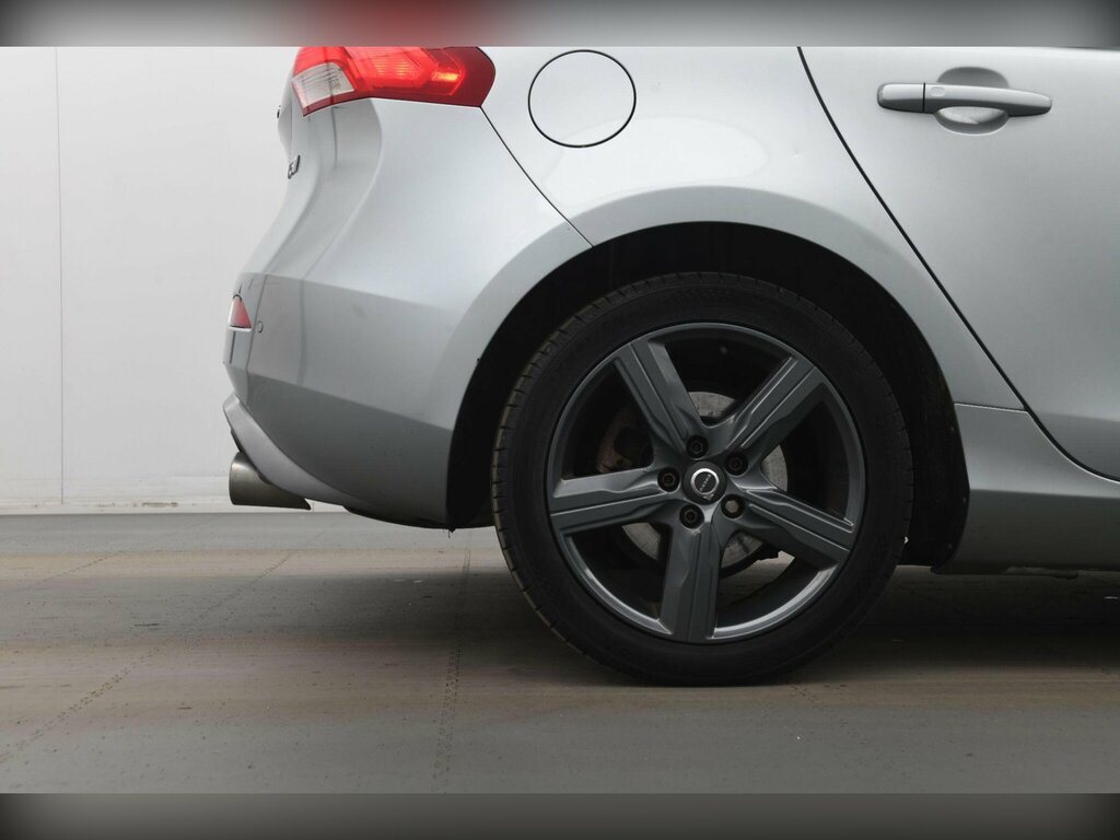 Volvo V40 T2 122 Momentum Nav Plus White #12