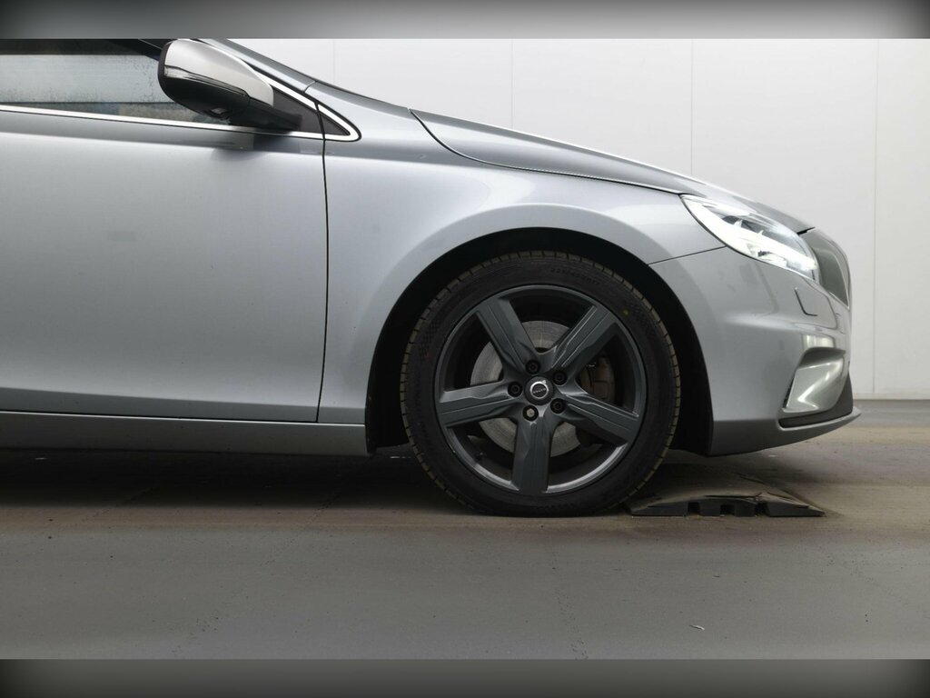 Volvo V40 T2 122 Momentum Nav Plus White #11