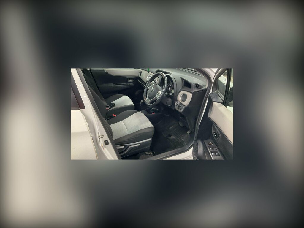 Toyota Yaris Hatchback 1.4 Red #3