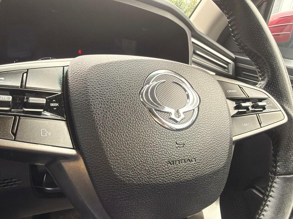 SsangYong Korando Korando Ventura E-motion White #34