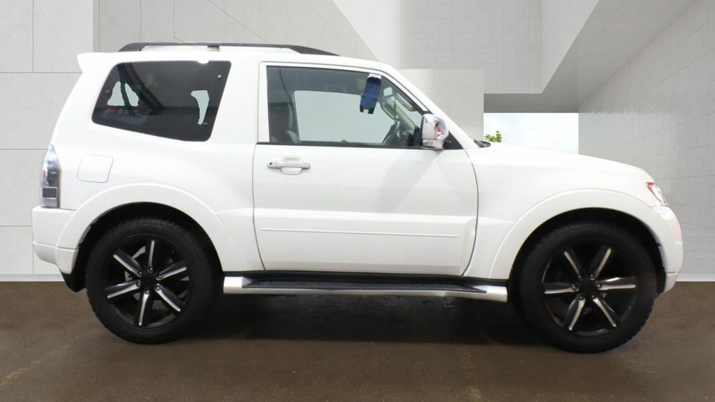 Mitsubishi Shogun Di-dc Barbarian Suv White #3