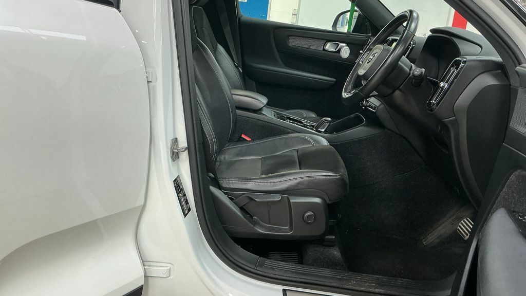 Volvo XC40 D4 R-design Suv White #4