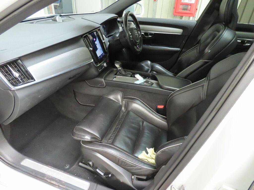 Volvo V90 D4 R-design Estate White #4