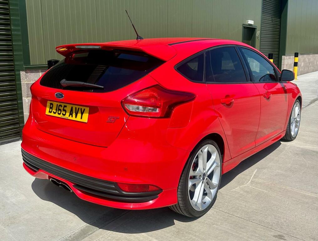 Ford Focus Hatchback 2.0T Ecoboost St-2 Euro 6 Ss 201 Red