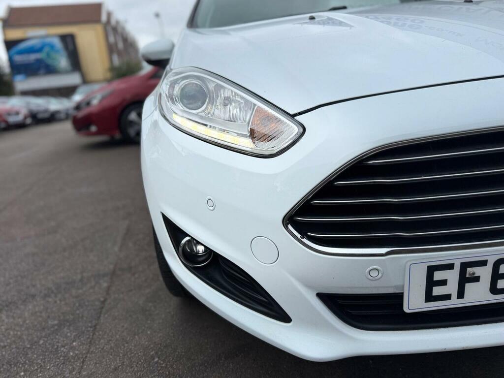 Ford Fiesta Hatchback 1.6 Titanium Powershift Euro 5 2015 White #4