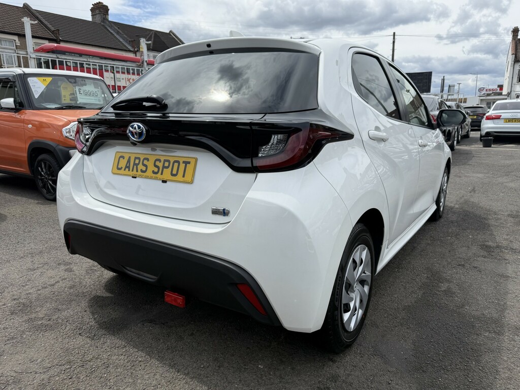 Toyota Yaris Hatchback 1.5 Vvt-h Design E-cvt Euro 6 Ss White #5