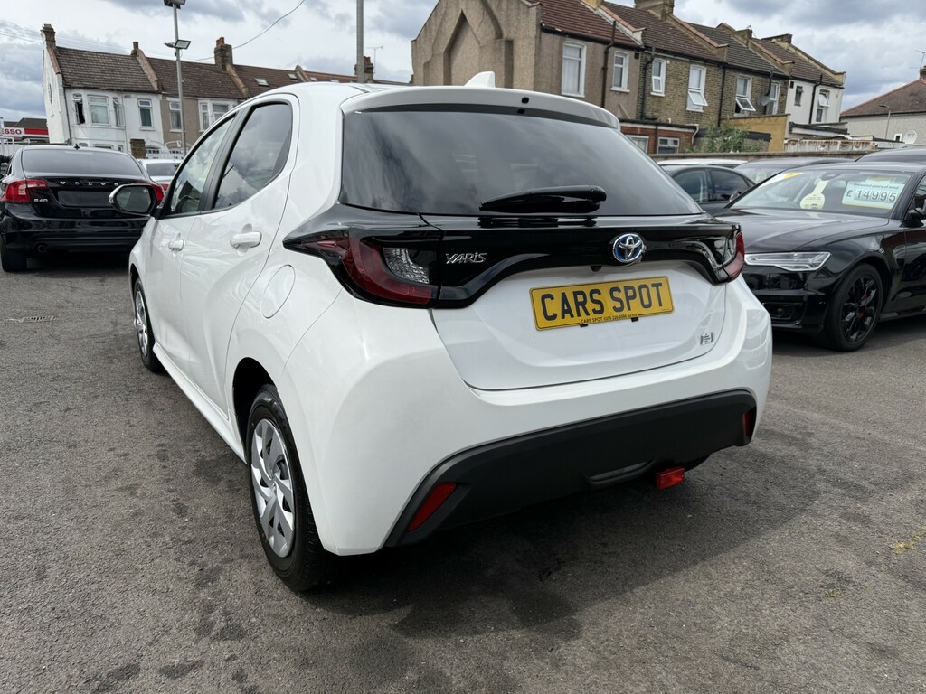 Toyota Yaris Hatchback 1.5 Vvt-h Design E-cvt Euro 6 Ss White #4