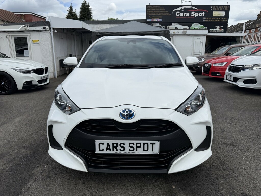 Toyota Yaris Hatchback 1.5 Vvt-h Design E-cvt Euro 6 Ss White #3