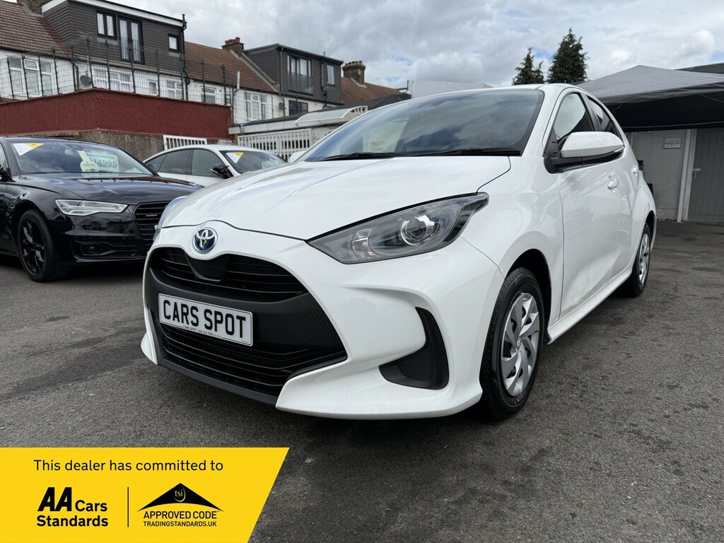Toyota Yaris Hatchback 1.5 Vvt-h Design E-cvt Euro 6 Ss White