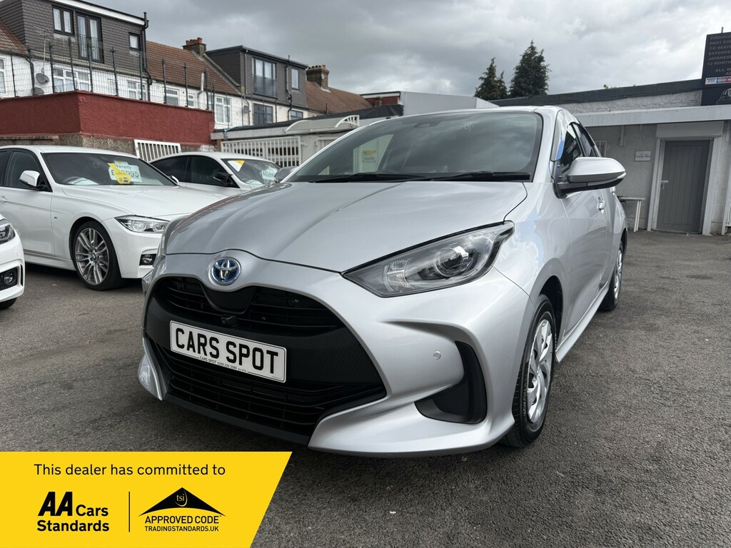 Toyota Yaris Hatchback 1.5 Vvt-h Design E-cvt Euro 6 Ss Silver