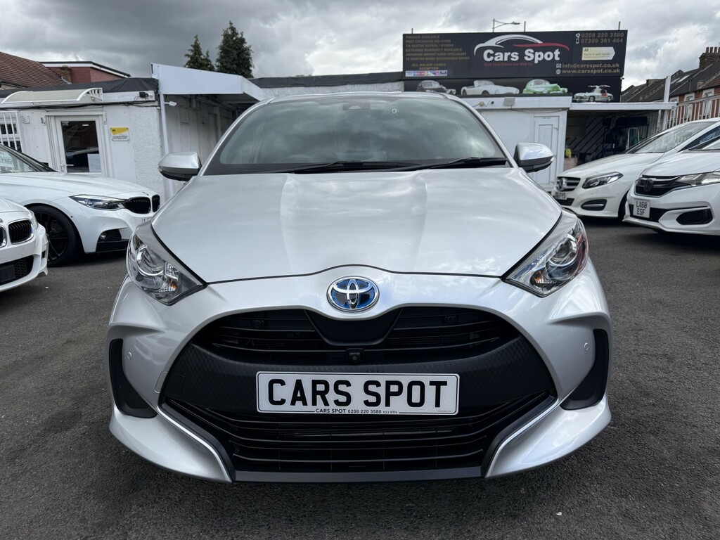 Toyota Yaris Hatchback 1.5 Vvt-h Design E-cvt Euro 6 Ss Silver #3