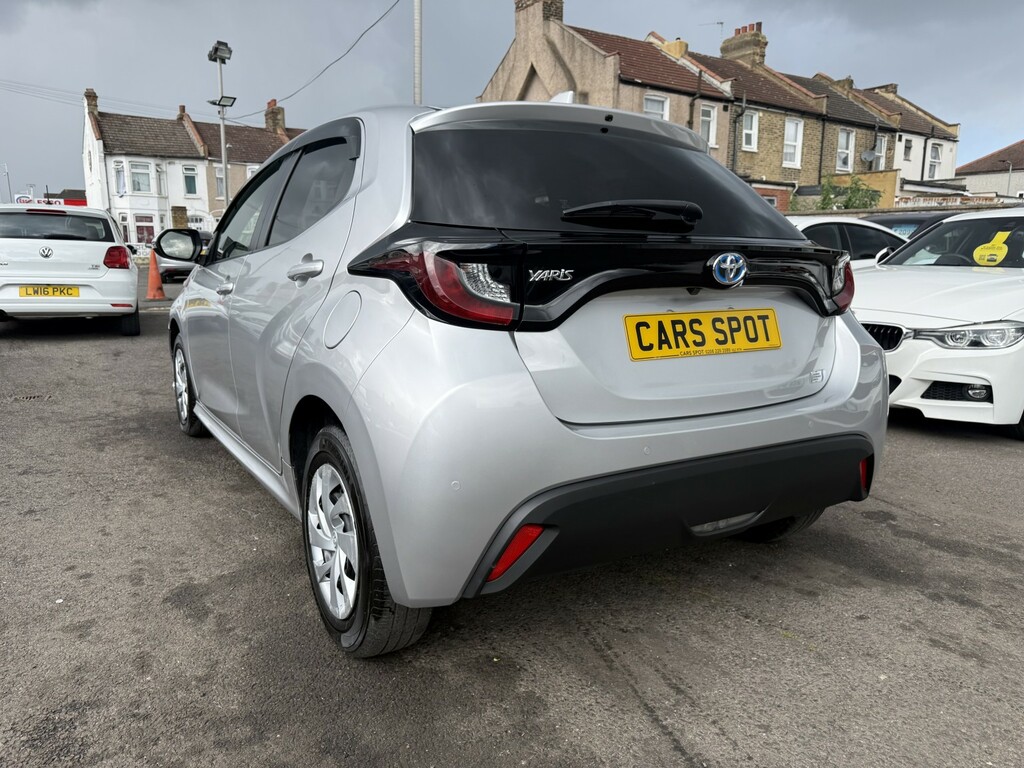 Toyota Yaris Hatchback 1.5 Vvt-h Design E-cvt Euro 6 Ss Silver #4