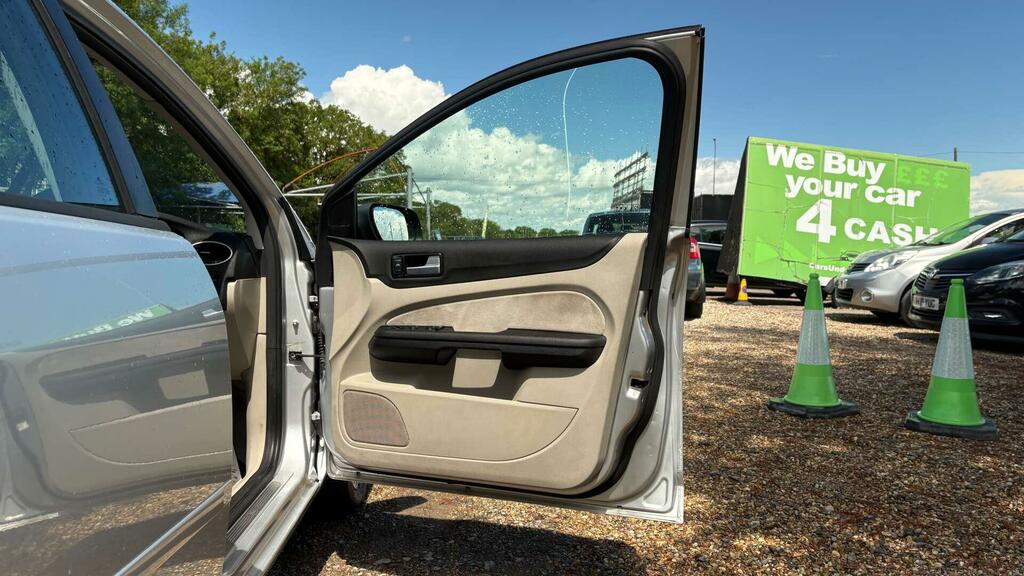 Ford Focus Zetec Climate 16V 5-Door Black #30
