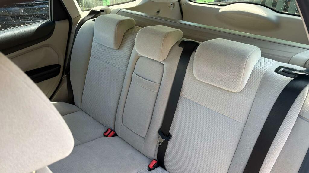 Ford Focus Zetec Climate 16V 5-Door Black #9