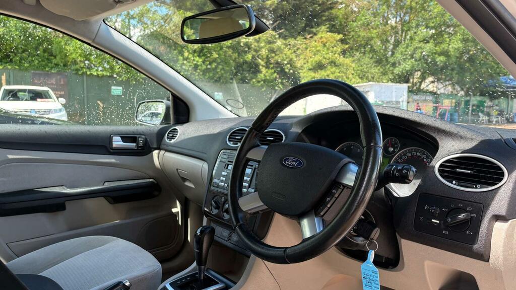Ford Focus Zetec Climate 16V 5-Door Black #5