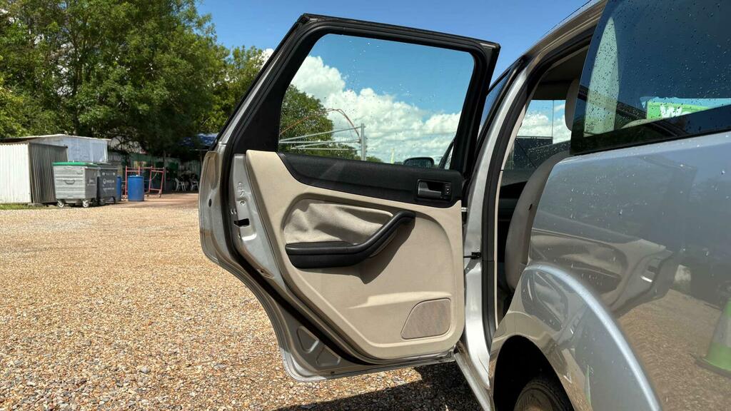 Ford Focus Zetec Climate 16V 5-Door Black #28
