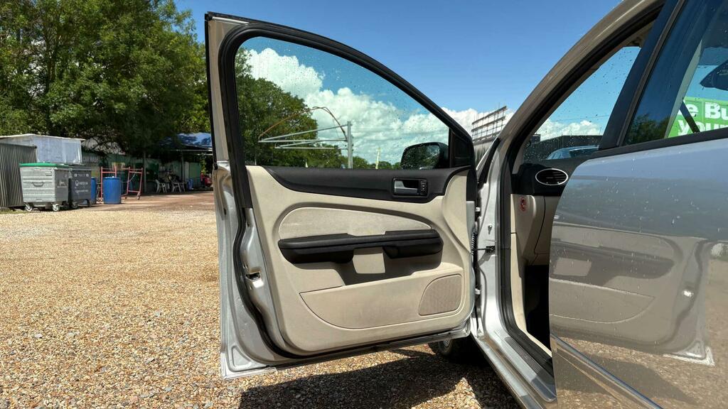 Ford Focus Zetec Climate 16V 5-Door Black #27
