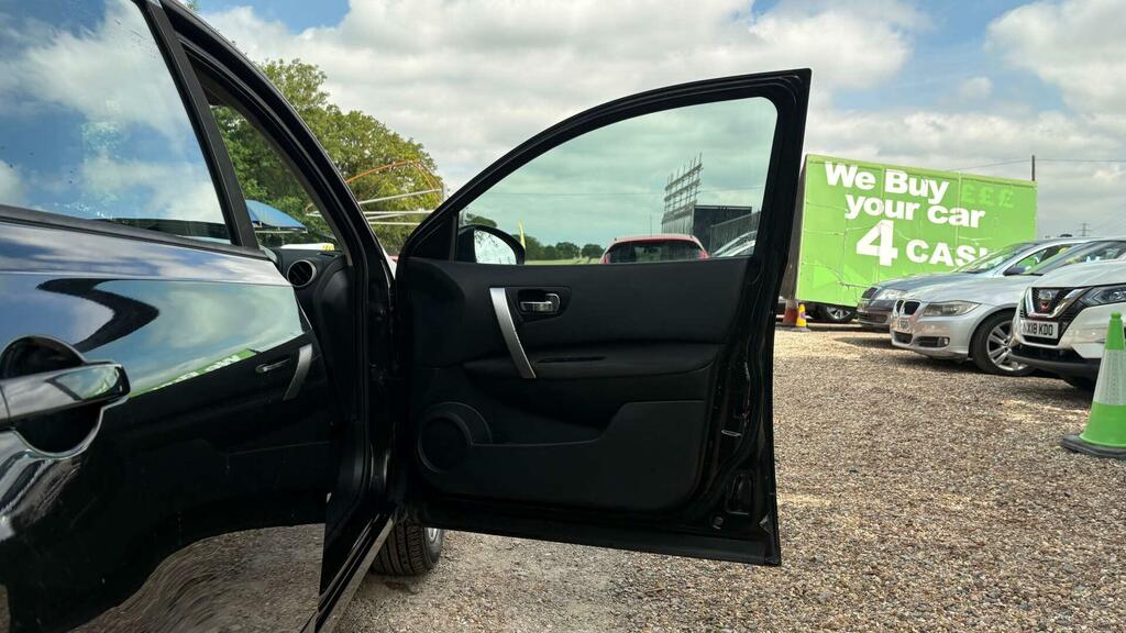 Nissan Qashqai Hatchback White #31