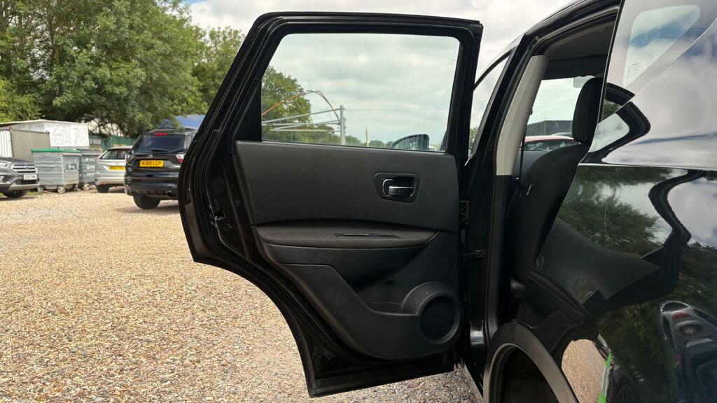 Nissan Qashqai Hatchback White #29