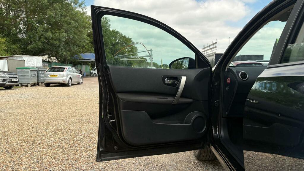Nissan Qashqai Hatchback White #28