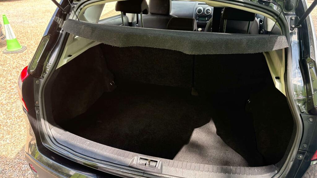 Nissan Qashqai Hatchback White #32