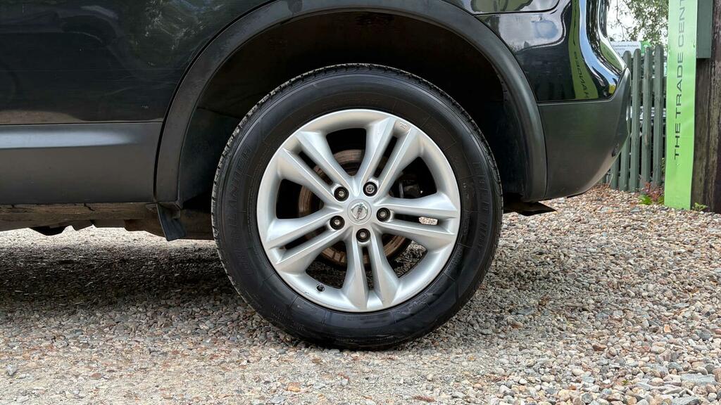 Nissan Qashqai Hatchback White #26