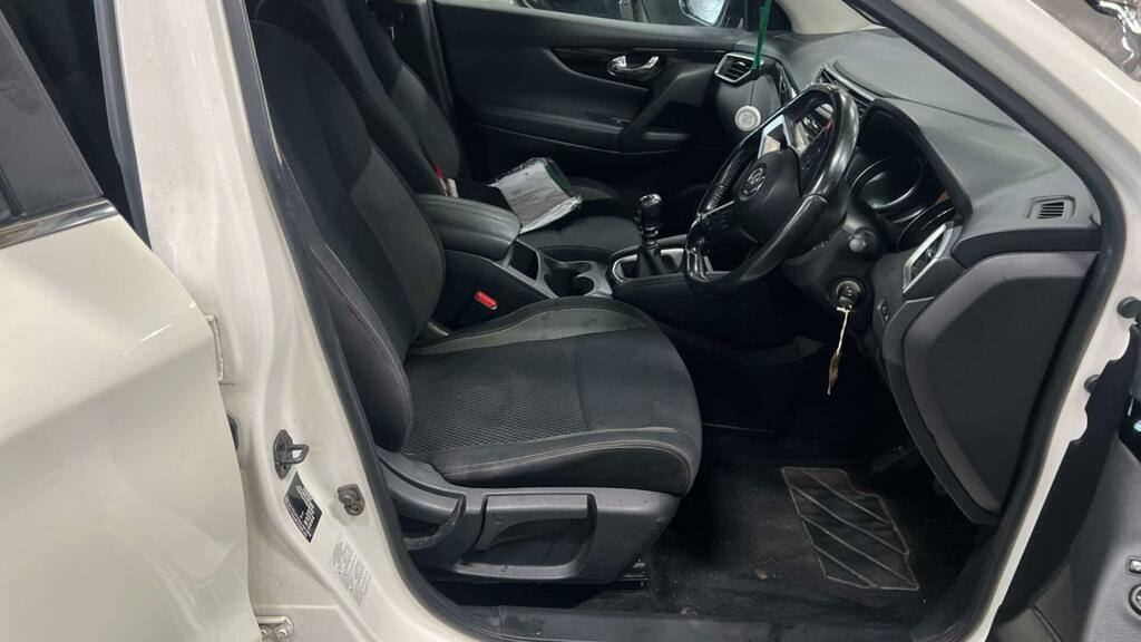 Nissan Qashqai 1.3 Dig-t Acenta Premium Euro 6 Ss YX19PHU White #3