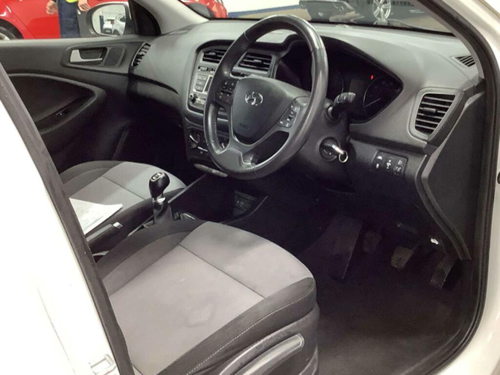 Hyundai I20 Se White #3