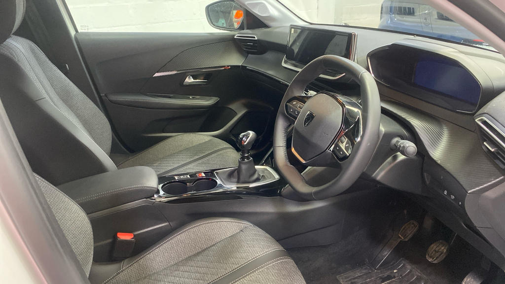 Peugeot 208 1.2 Puretech 100 Allure GF25LJX White #4