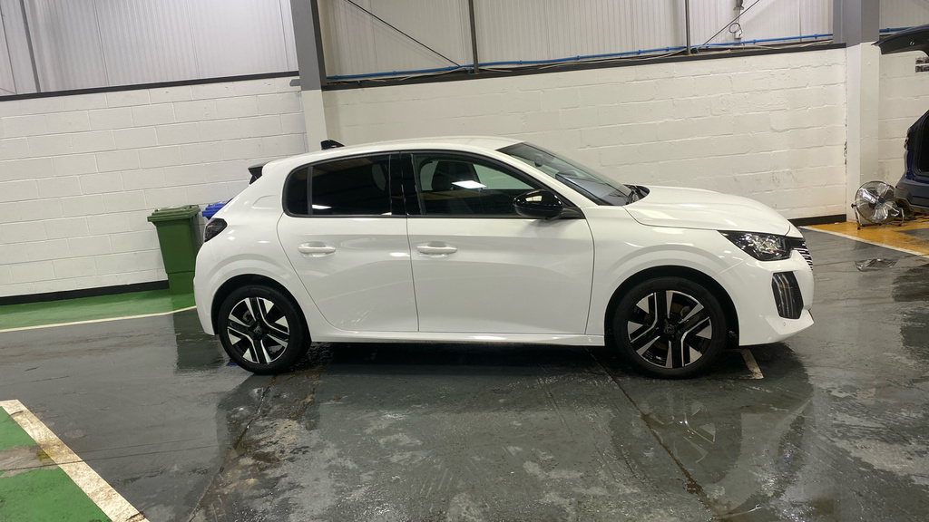 Peugeot 208 1.2 Puretech 100 Allure GF25LJX White #2