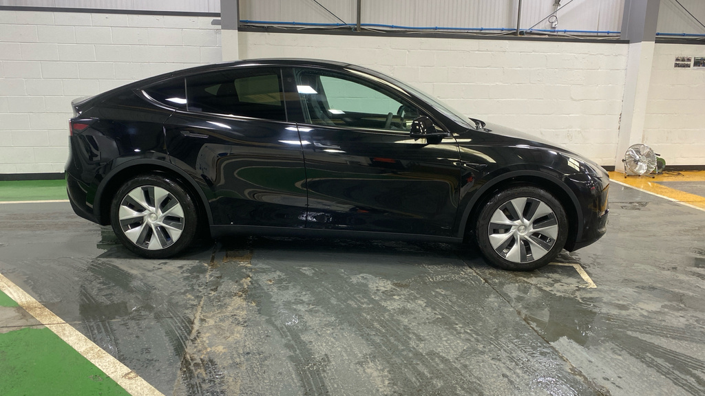 Tesla Model Y Long Range Awd LB23VUD Black #2