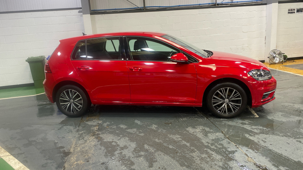 Volkswagen Golf 1.6 Tdi Se Nav RV18MYT Red #2
