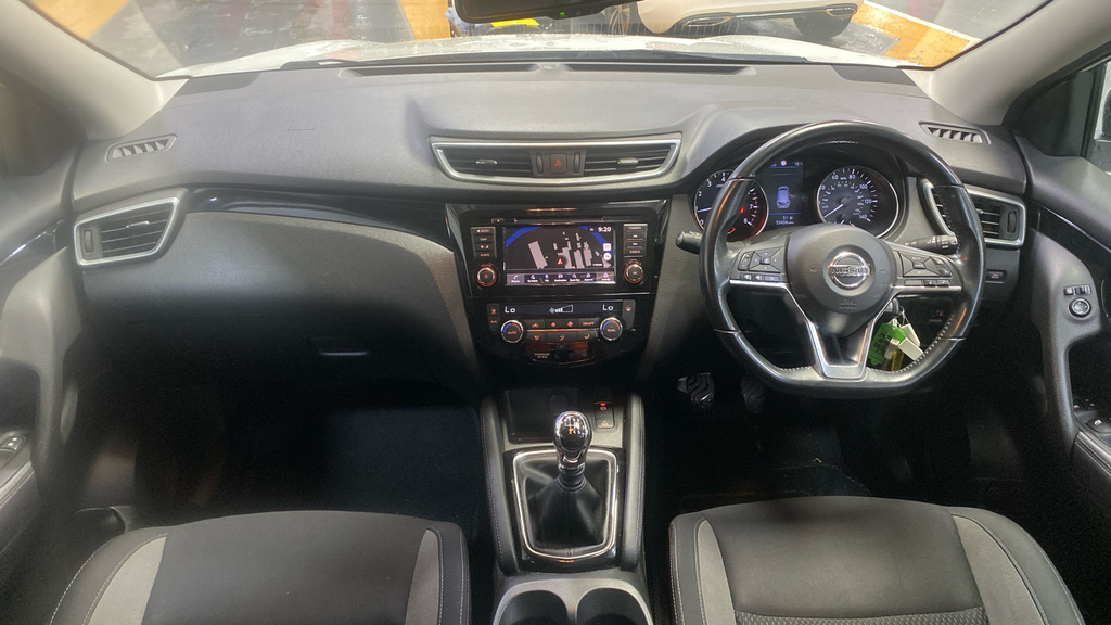 Nissan Qashqai 1.3 Dig-t Acenta Premium OGZ5762 White #4
