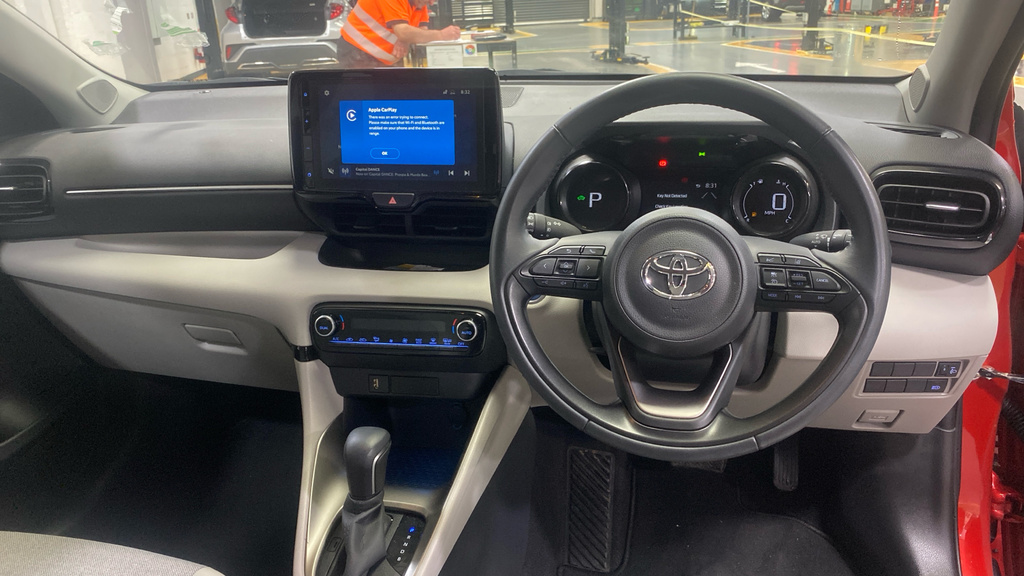 Toyota Yaris 1.5 Hybrid Excel Cvt HY23UVS Red #6