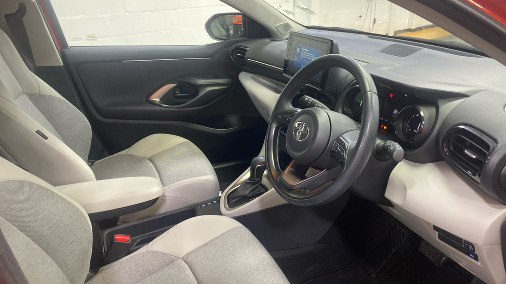 Toyota Yaris 1.5 Hybrid Excel Cvt HY23UVS Red #4