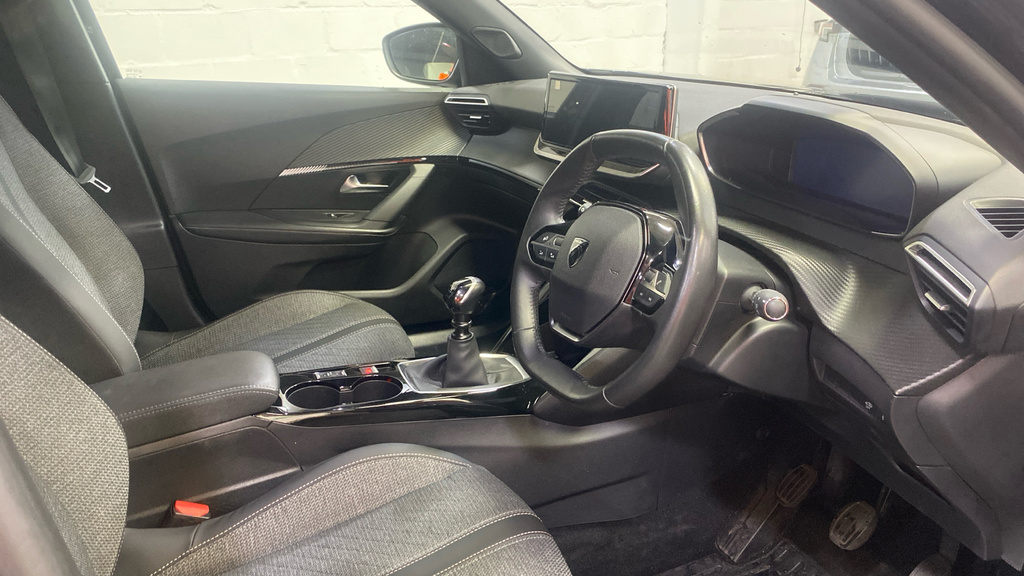 Peugeot 2008 1.2 Puretech 130 Allure Black #4
