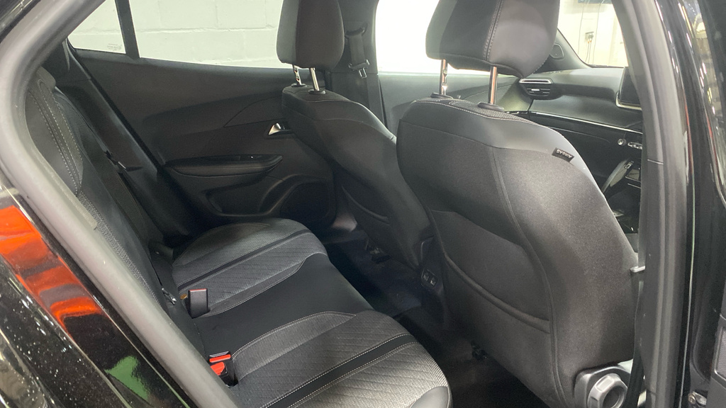 Peugeot 2008 1.2 Puretech 130 Allure Eat8 Black #5