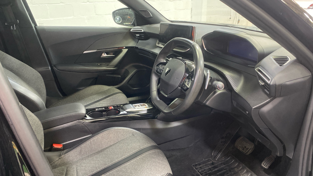 Peugeot 2008 1.2 Puretech 130 Allure Eat8 Black #4