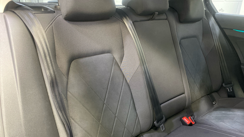 Volkswagen Golf 1.5 Tsi 150 Style AV22HMH Black #6